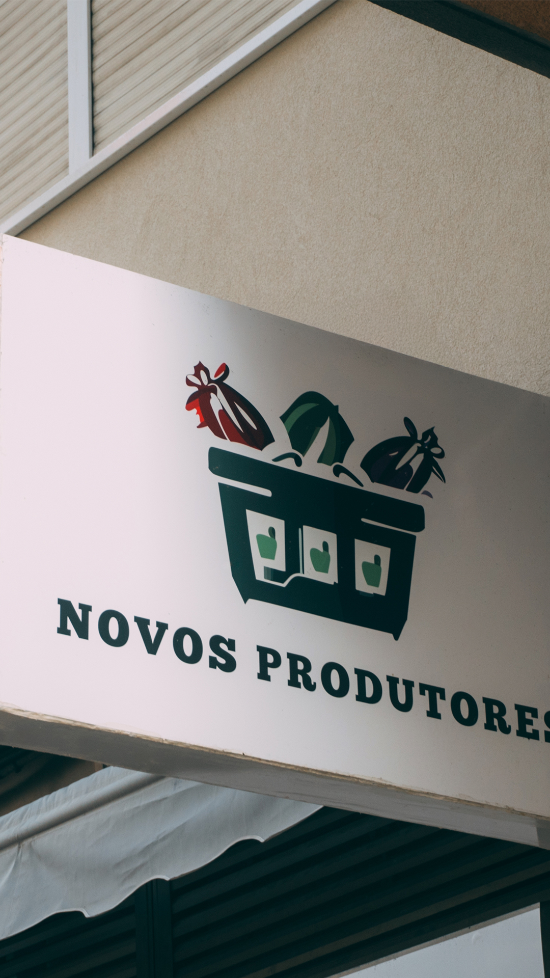 Rótulo da fachada de Novos Produtores